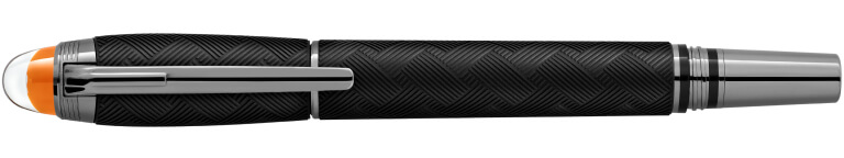 أداة الكتابة Montblanc Starwalker: هيكل أسود ذو ملمس بارز ونقش متعرج (نمط "شيفرون")، ومشبك معدني مصقول، وقمة غطاء برتقالية شفافة ومميزة (صورة للمنتج).