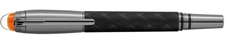 قلم "مون بلان ستار ووكر" (Montblanc Starwalker)؛ يتميز بهيكل بلون الرمادي المعدني (gunmetal)، ومقبض أسود ذي ملمس بارز، ومشبك مصقول، وجزء علوي للغطاء بلون برتقالي شفاف، معروضاً على خلفية بيضاء.